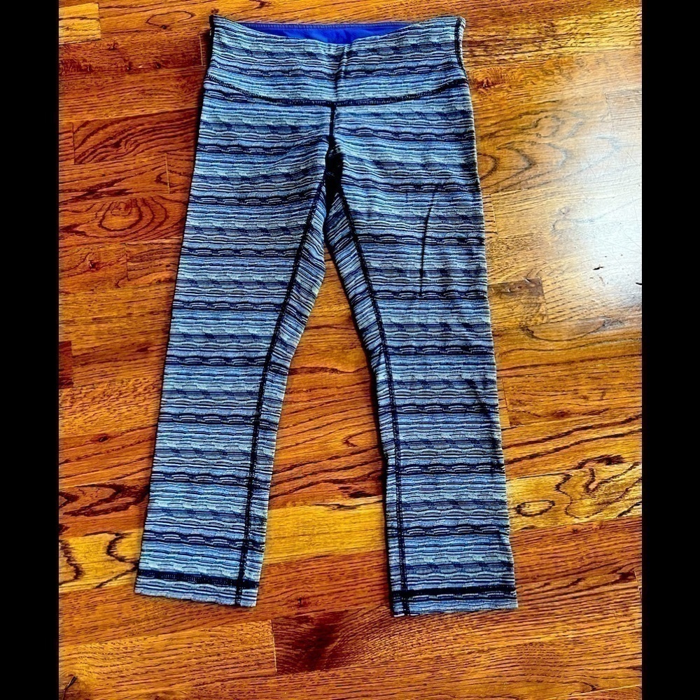 LULULEMON wunder under cropped multi blue patterned leggings size 6 w/bag EUC
